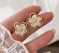 Boucles d'oreilles mignonnes à petites fleurs blanches