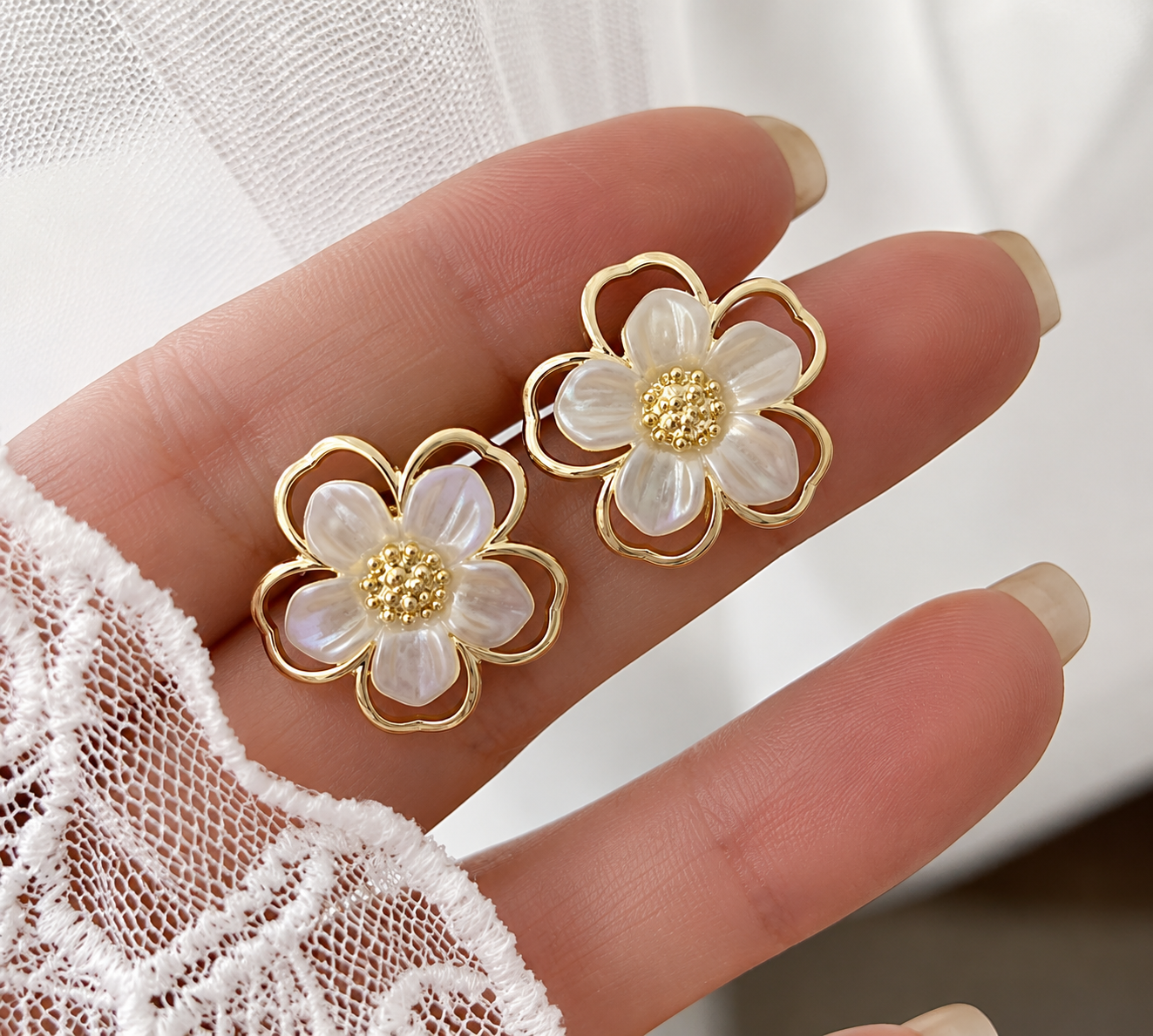 Boucles d'oreilles mignonnes à petites fleurs blanches