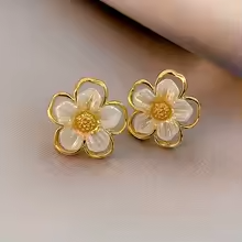 Boucles d'oreilles mignonnes à petites fleurs blanches