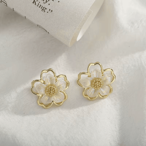 Boucles d'oreilles mignonnes à petites fleurs blanches